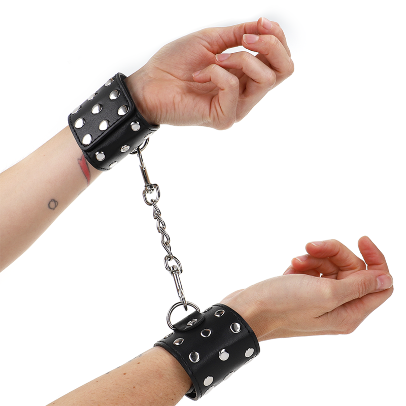KINK - KAJDANKI NA NADGARSTKI Z ZAPIĘCIEM NA ZATRZASK, PEŁNE NITÓW, CZARNE, REGULOWANE 19-24 CM X 5.5 CM