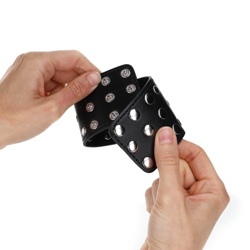KINK - KAJDANKI NA NADGARSTKI Z ZAPIĘCIEM NA ZATRZASK, PEŁNE NITÓW, CZARNE, REGULOWANE 19-24 CM X 5.5 CM