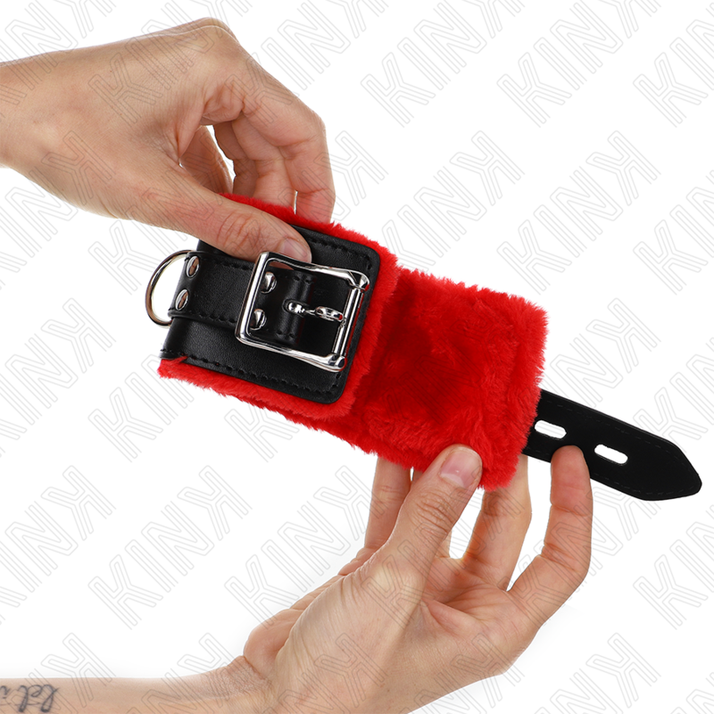 KINK - KAJDANKI ZE SZTUCZNYM FUTREM Z KWADRATOWYMI OTWORAMI CZERWONO-CZARNE REGULOWANE PASKI 17-29 CM X 6 CM